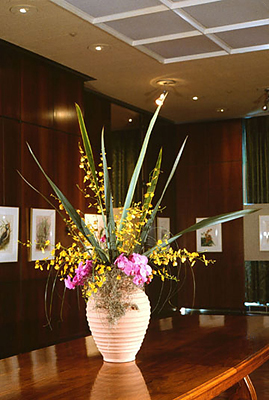 <p>Floral arrangement, during <em>For Love of Nature: Brazilian Flora and Fauna in Watercolor by Etienne, Rosália and Yvonne Demonte</em> exhibition, Hunt Institute gallery, April 1985, photograph by Frank A. Reynolds, reproduced by permission of the photographer.</p>